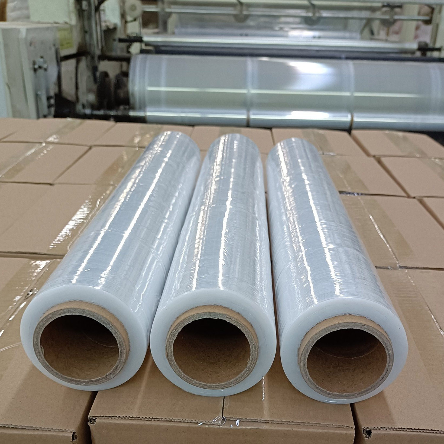  China Factory LLDPE Rohstoff Transparente Palettenverpackung Plastikfolie Stretchfolie